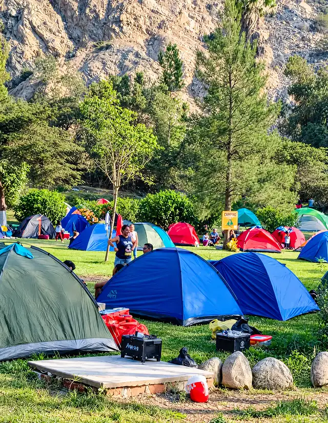 Carpas en la zona de camping