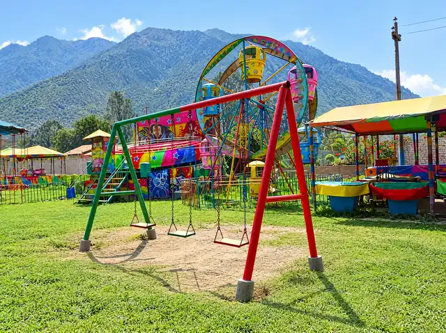 Columpios y rueda en las áreas verdes