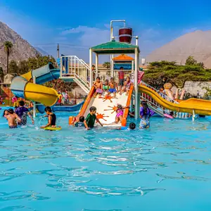 Niños jugando en la piscina con toboganes