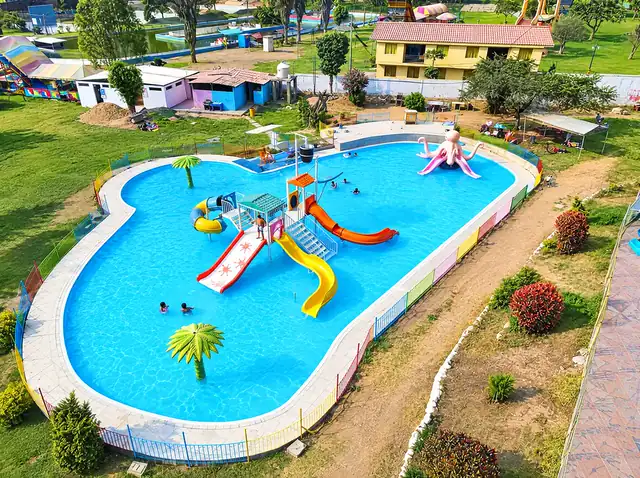 Vista aérea de la piscina